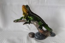 Figurine iguane sur branche 20 x 15 x 11 cm .