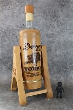 Bouteille Vide de VODKA DEBOWA Polska dans une Balançoire en bois. 
