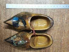 Petits sabots  en bois verni avec personnages