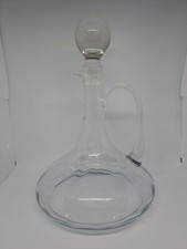 Très belle carafe à décanter , base large , avec un suberbe effet de spirale.
