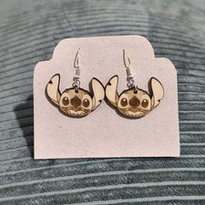 Boucles d'oreille Disney Stitch en bois gravé
