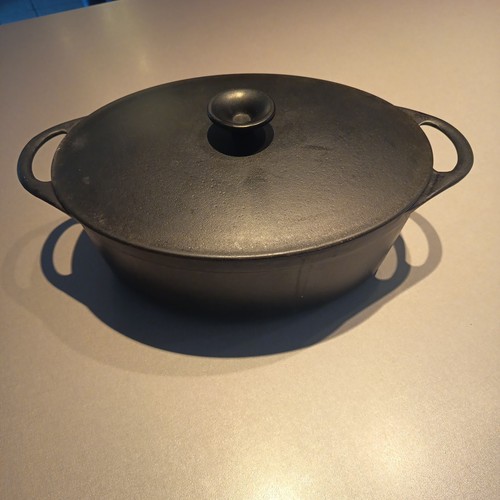Ancienne cocotte ovale - , en