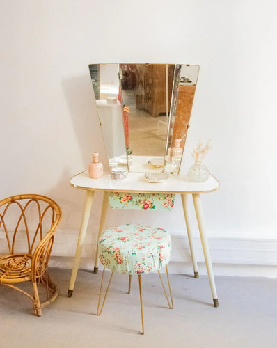 Louise coiffeuse pour - louise,, la