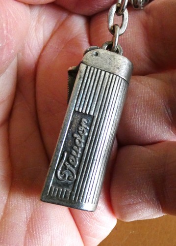Ancien porte clé - , briquet