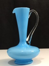 Vase pichet en verre opaline