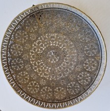 Plateau métallique gris et