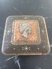 boîte en métal ancienne