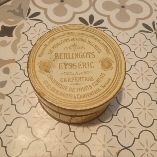 Ancienne boite métallique - boite,