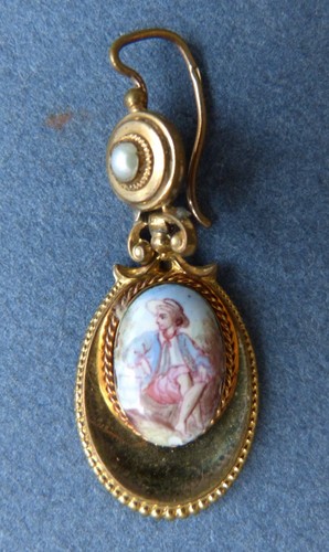 Seule boucle oreille - 1, d'oreille