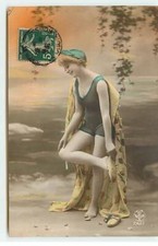 Fantaisie - Jeune femme portant un maillot de bain vert, et un peignoir  - 24245