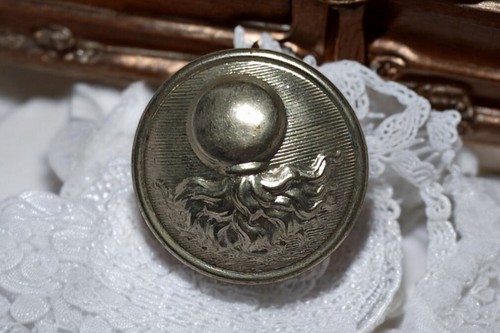 Bouton militaire doré grenade