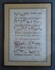 GRANDE PAGE PARCHEMIN ANTIPHONAIRE ENVIRON 55 x 35 cm RECTO VERSO SOUS CADRE