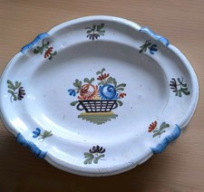 Petit Plat En Faïence Ancien À décor Peint De panier fleuri signé R