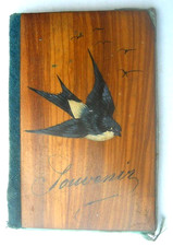 Étui Porte-aiguille XIXè bois d’Olivier Souvenir Pont en Royan décor hirondelle