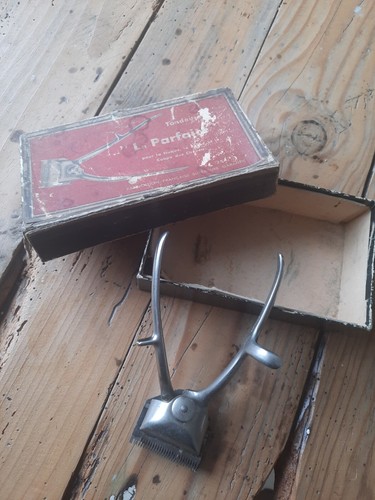 Ancienne tondeuse main - ancienne,