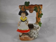 ( 02 ) FIGURINE " ALSACIENNE ASSISE AU BORD D'UN PUIT EN PORCELAINE ALLEMANDE