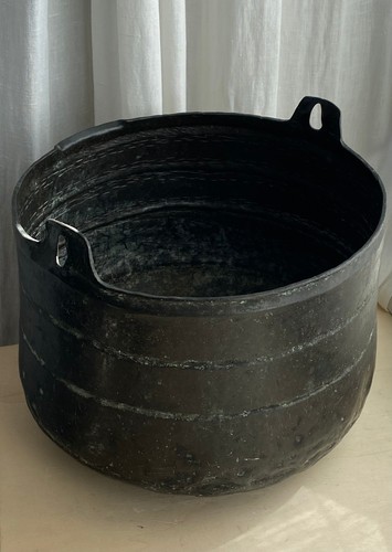 Ancien grand chaudron - , en