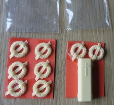 ACCESSOIRES POUR CORBILLARD EN RESINE - CERCUEIL et COURONNES DE FLEURS 1/43ème 