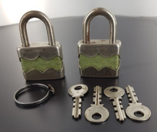 2 cadenas ancien avec 4 clés