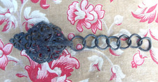 ANCIENNE BOUCLE DE CAPE OU MANTELET EN MÉTAL OUVRAGÉ ET AJOURÉ