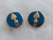 Une paire insigne disque de col militaire  " Corps Technique Administratif ".