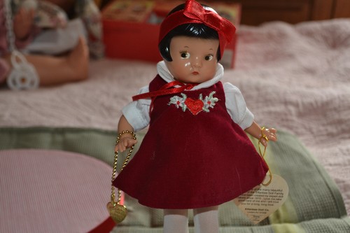 Poupee neuve dans - poupee, une