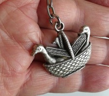 Ancien porte clé Oies dans un paniers Domaine Truyere Années 60.