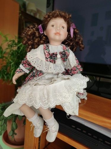 Poupée porcelaine assise - de,