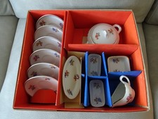 Dinette ancienne faïence à motif fleuri.