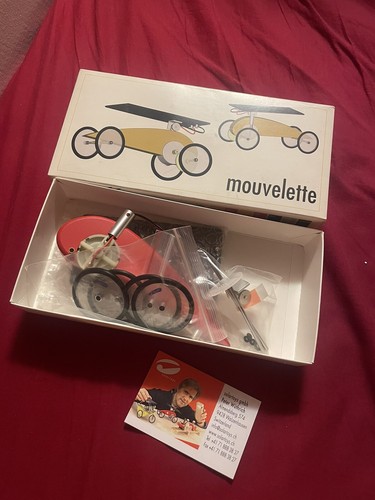 Voiture solaire rouge - , à