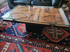 table basse de salon composée d'une porte XVIIIè et d'une plaque épaisse  verre