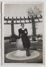 Jeune femme chic posée sur globe terrestre monde - Photo ancienne snapshot