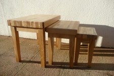 3 TABLES BASSES GIGOGNES EN BOIS BRUT LOT DE TROIS.