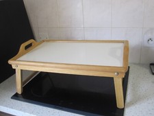 Plateau de service sur pieds