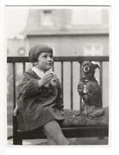 G1495 Jeune fille & chien assis sur balcon. Allemagne 1930. Photo argentique