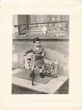 ANCIENNE PHOTOGRAPHIE 1949 ENFANT ET SES JOUETS TROTTINETTE ET CHEVAL DE BOIS