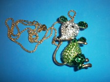 PENDENTIF SOURIS VERTE ET ARGENTÉE-3 D - QUEUE ARTICULÉE-