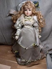 🎀 Poupée en porcelaine –