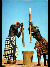 ETHNIQUE (AFRIQUE) FEMME PILEUSE de MIL au travail vers 1970