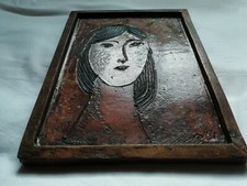 Tableau en grès " Buste de jeune femme au long cou" signature à identifier