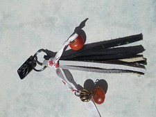 PORTE CLEFS VOITURE AUTO BIJOU DE SAC POMPON CUIR NOIR & BLANC 12 cm FAIT MAIN