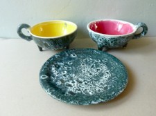 2 tasses et 1 assiette