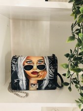Sac en bandoulière, peint à la main et signé par l’artiste KTy3338. 19x15 cm