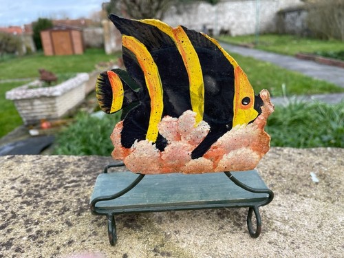 Poisson métallique sur socle