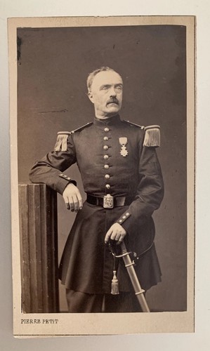 Militaire tenue - -,