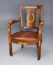 FAUTEUIL  DE STYLE EMPIRE EN NOYER ORNÉ DE BRONZE DORÉ RECOUVERT DE CUIR MARRON