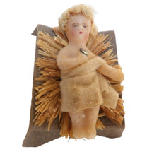 Santon Enfant Jesus en cire sur son lit de paille cartoné ,avec pieds  L 8 cm
