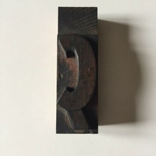 Ç  ANCIENNE LETTRE D'IMPRIMERIE EN BOIS  Print letters