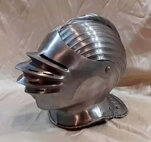 Casque médiéval fermé