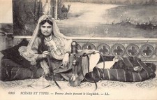 Algérie - Femme arabe fumant